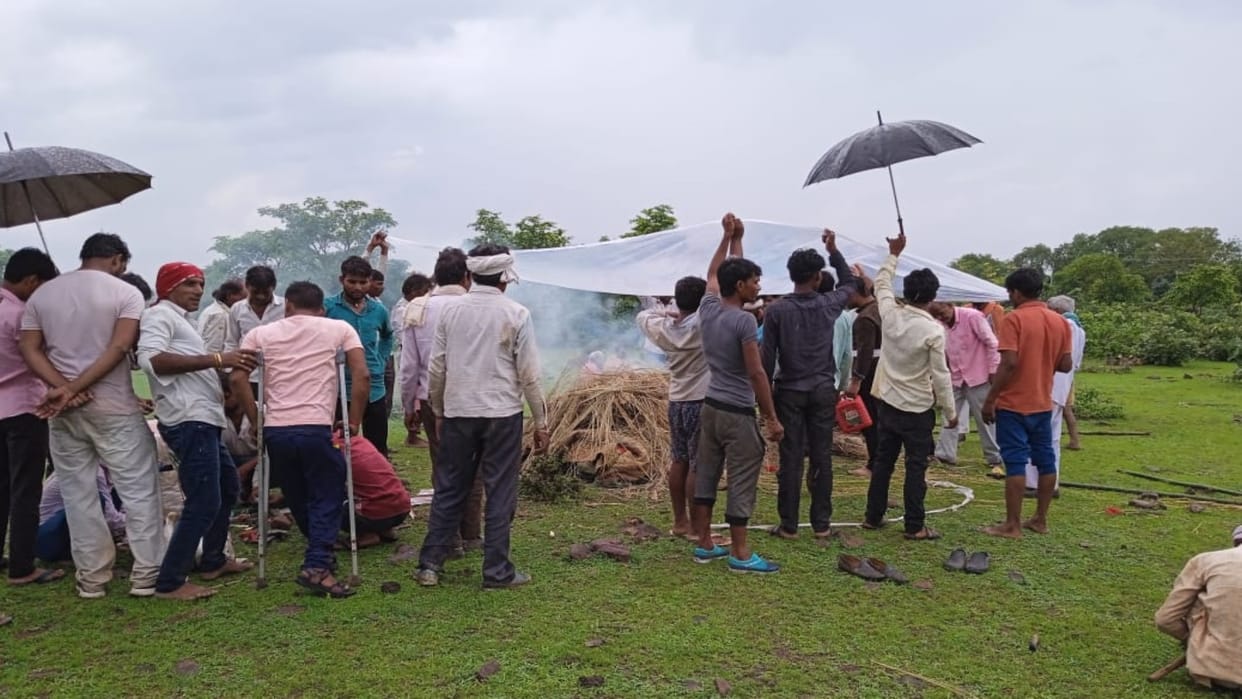 Ashoknagar Minister Brijendra Singh last rites were performed by putting raincoat in his constituency