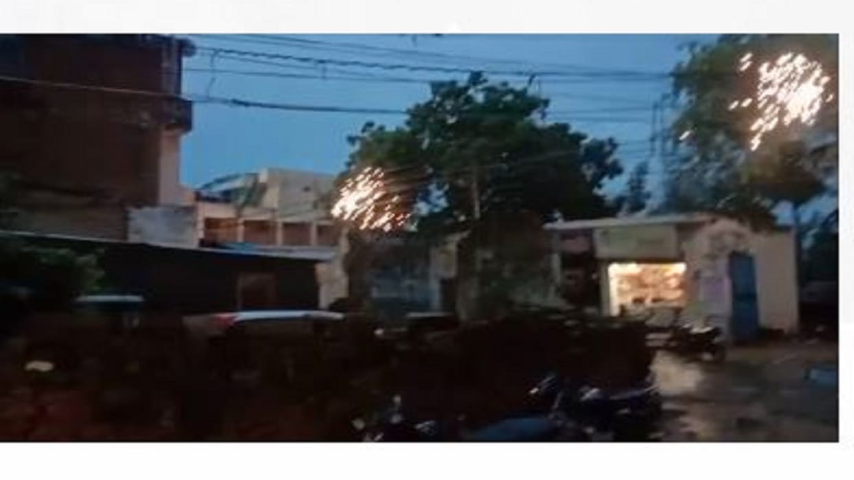 Azamgarh: Fireworks kept happening in the electric wires, people were scared, breath was stuck