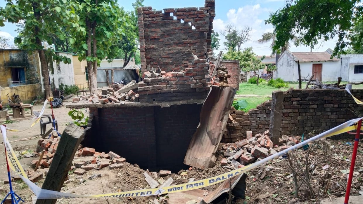 Huge blast in haraiya Sagharva thana in Balrampur.