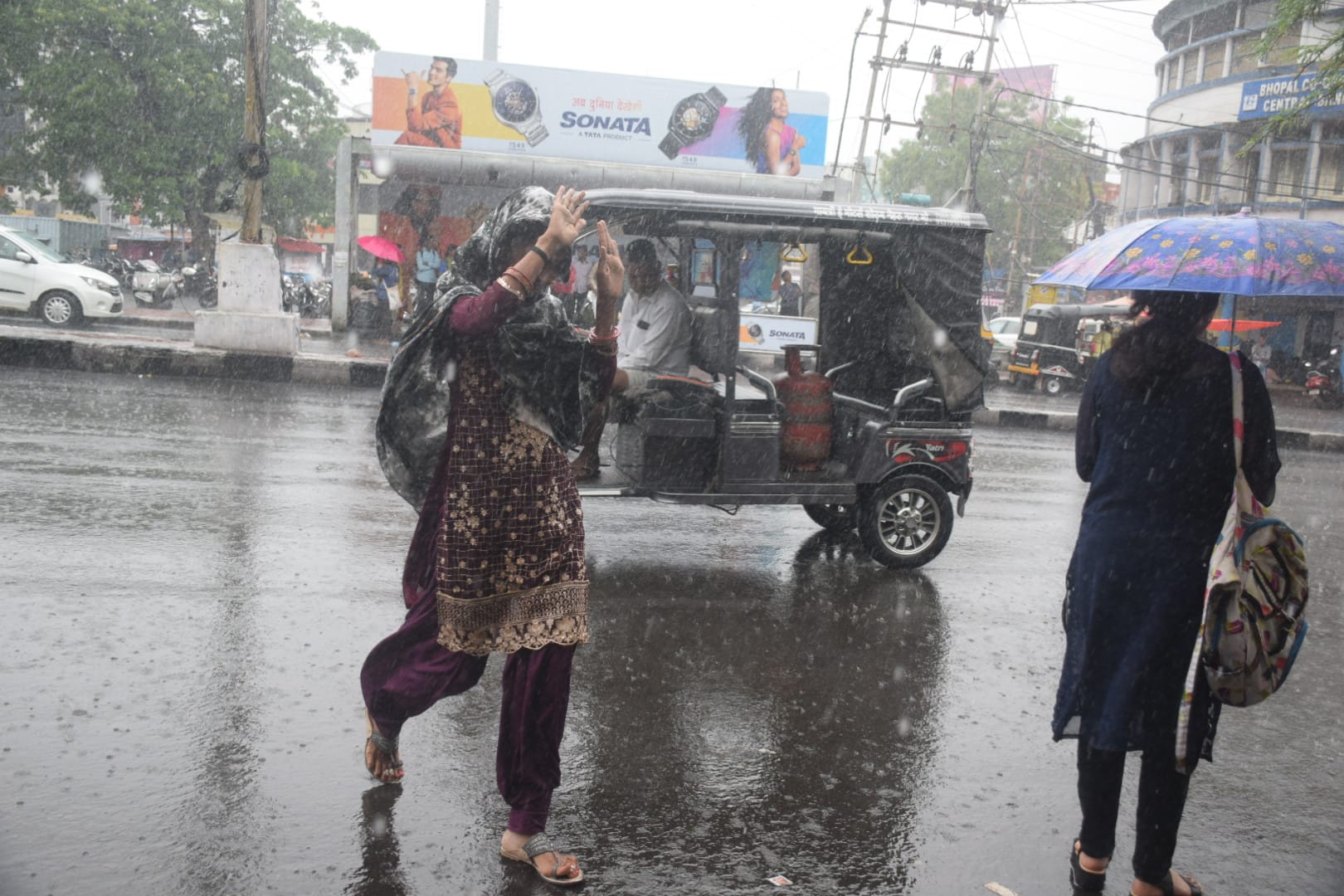 भोपाल में कुछ देर तेज बारिश हुई।