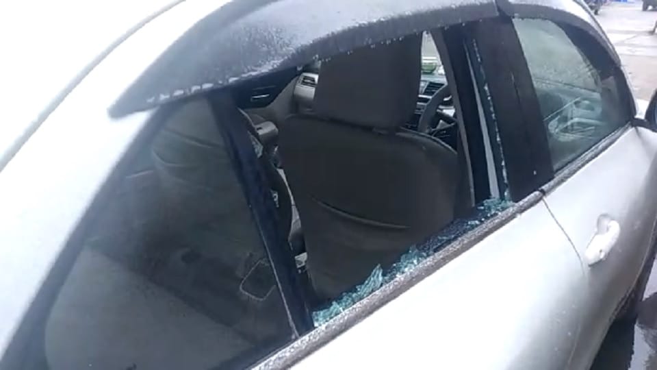 Crooks took away five lakhs by breaking the glass of the car in Vyapar Vihar