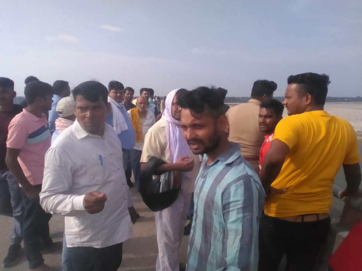 young man jumped in ganga from bridge in chandauli there was no clue after many hours