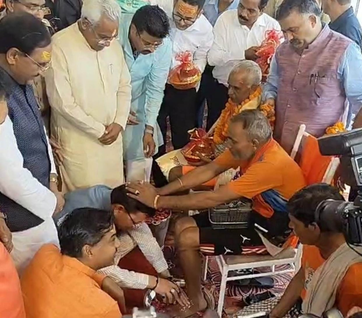 Kanwar yatra 2023 CM Dhami took blessings by washing feet of Kanwariyas Haridwar uttarakhand news in hindi
