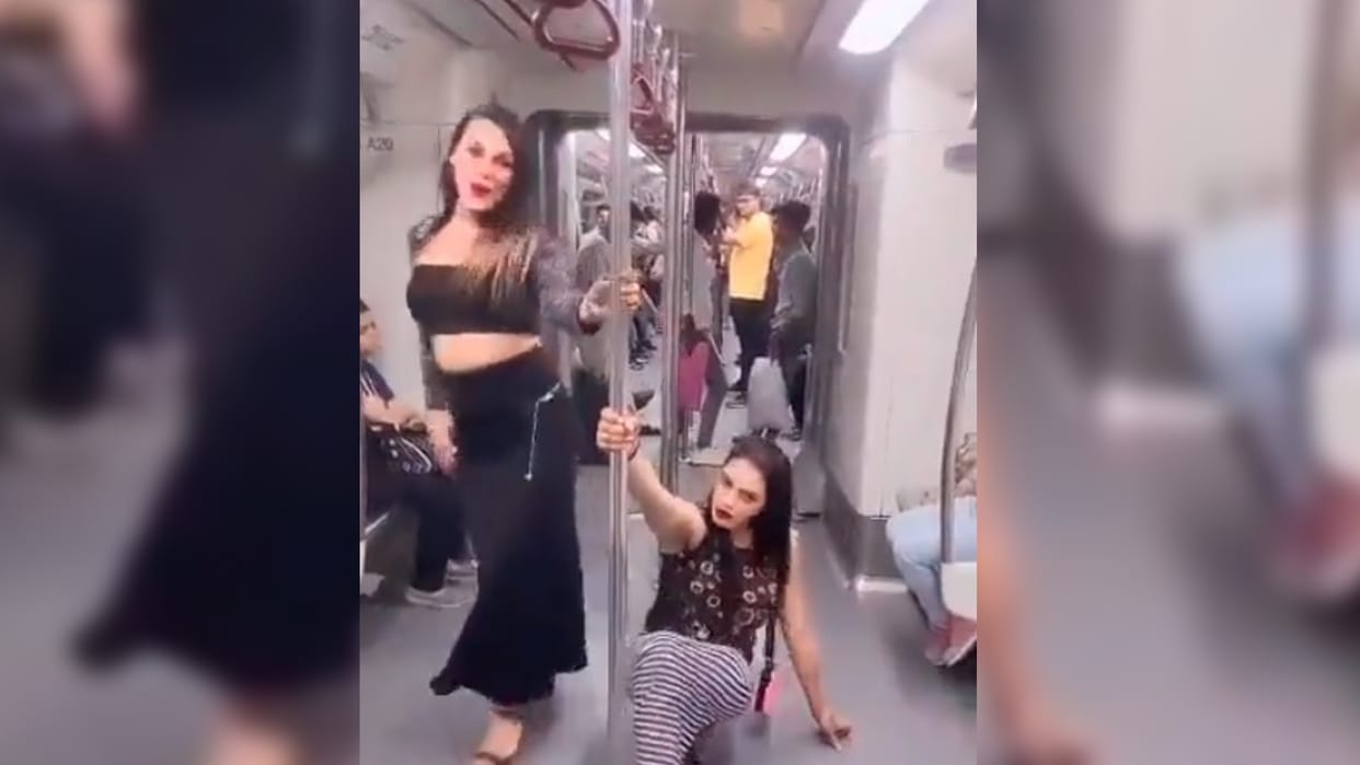 delhi metro viral video girls did pole dance in delhi metro
