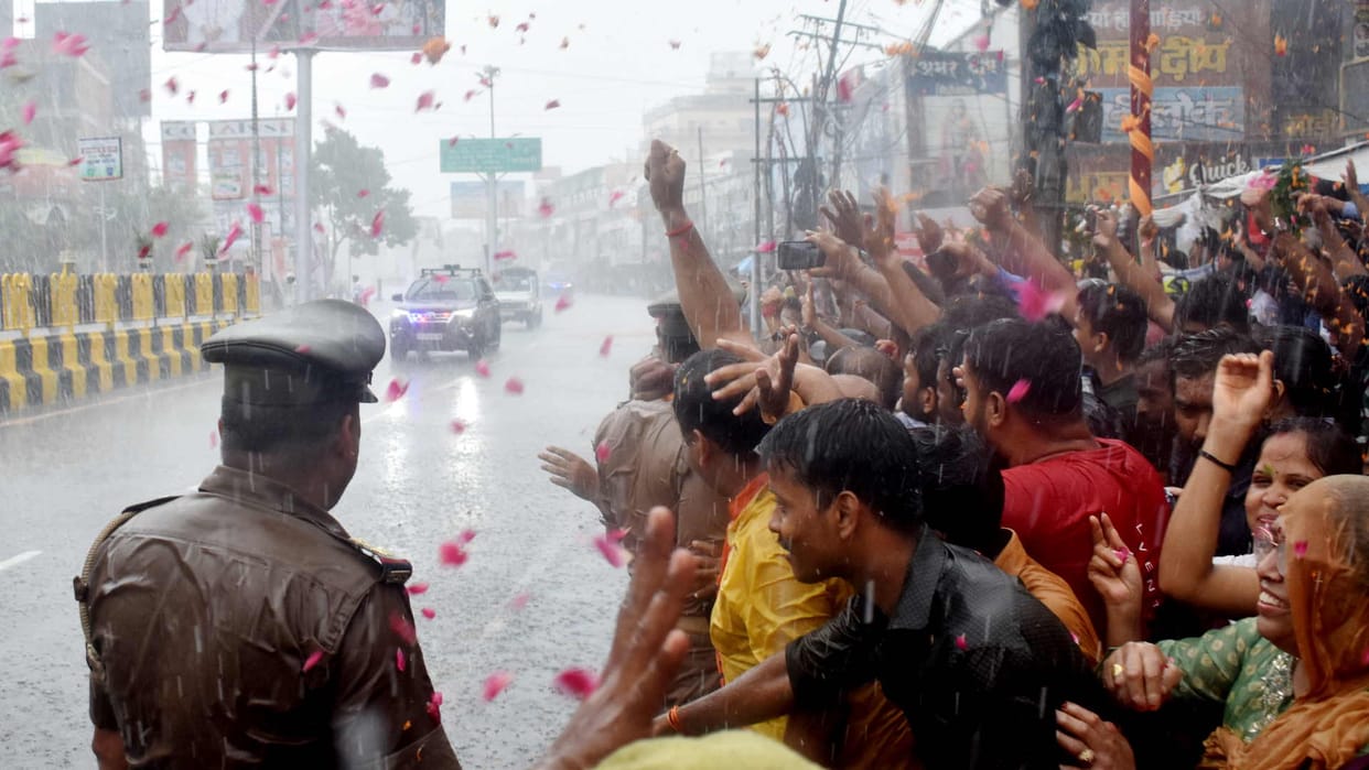 PM Modi car reached close to public in slow motion from convoy