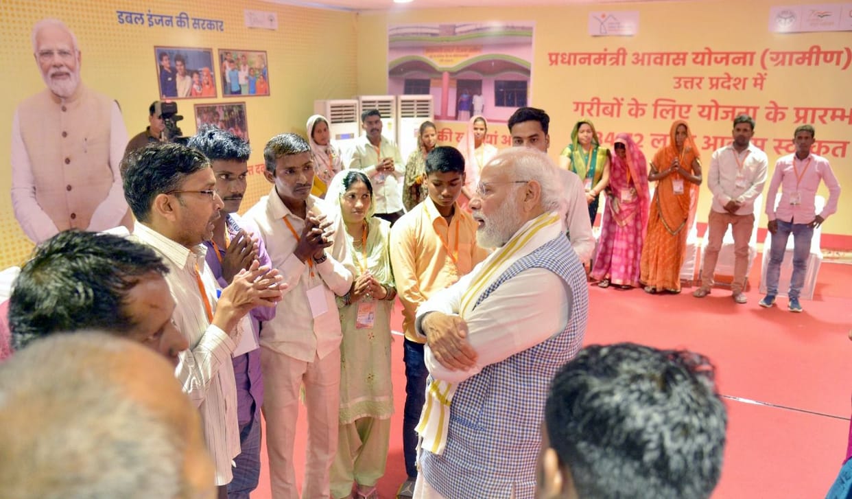PM modi's Tiffin meeting with workers at Bareka Guest House ate Khichdi and Nanua's vegetable