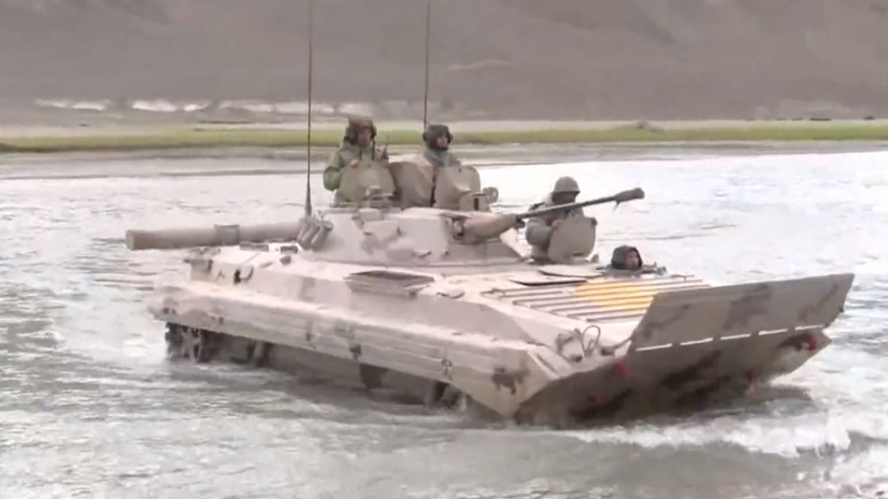 Indian Army Tanks And Combat Vehicles Carry Out Drills Of Crossing The  Indus River In The Eastern Ladakh Area - Amar Ujala Hindi News Live -  Indian Army:दुश्मनों को ठिकाने लगाने सिंधु नदी के पार पहुंचे सेना के टैंक,  युद्धाभ्यास में दिखा पराक्रम