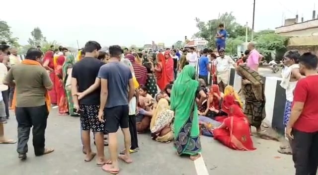 Etawah Road Accident, Unknown truck hit the couple, then the dumper crushed the women, two died and many injur