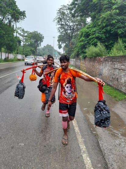 Kanwar Yatra 2023: Kanwar on shoulder, ghungroo in feet, Bum Bhole on tongue, see Kanwar Yatra in pics