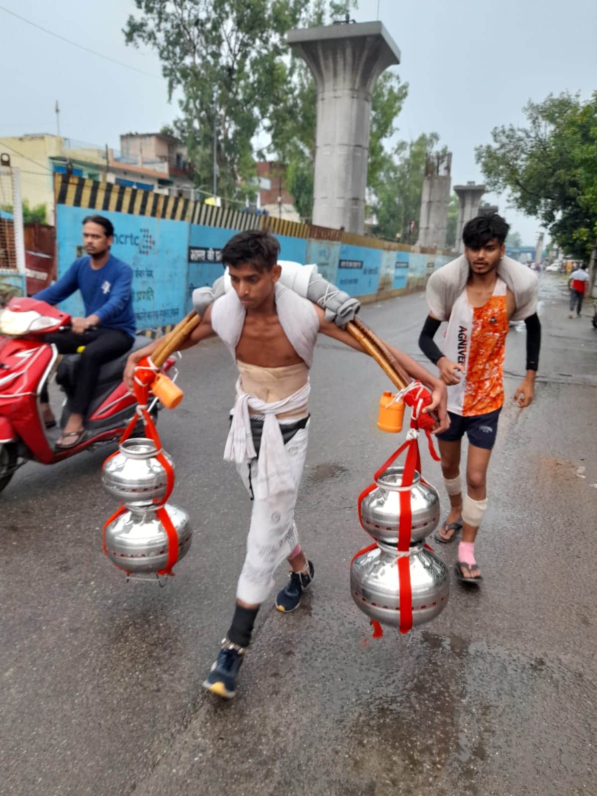 Kanwar Yatra Photo: Chanting the name of Shiva, kanwadies moving forward on highway