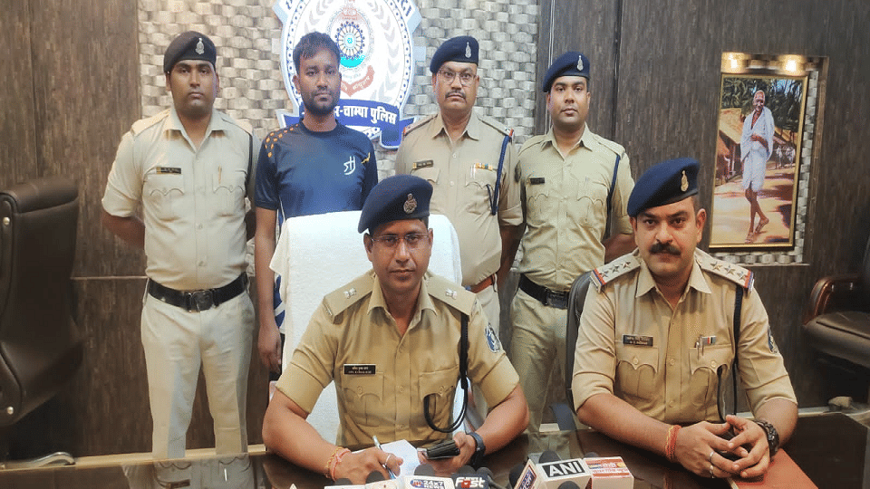 Janjgir Champa News Revelation in courier delivery office robbery one accused arrested