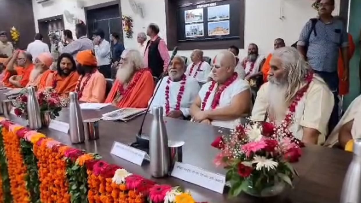 Important meeting of saints and officials regarding Mahakumbh, representatives of all 13 Akharas were present