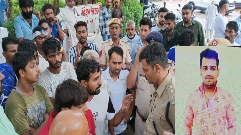 Refusal to take dead body of Rakesh alias Raka killed in encounter in Panipat, demands 302 action on Inspector