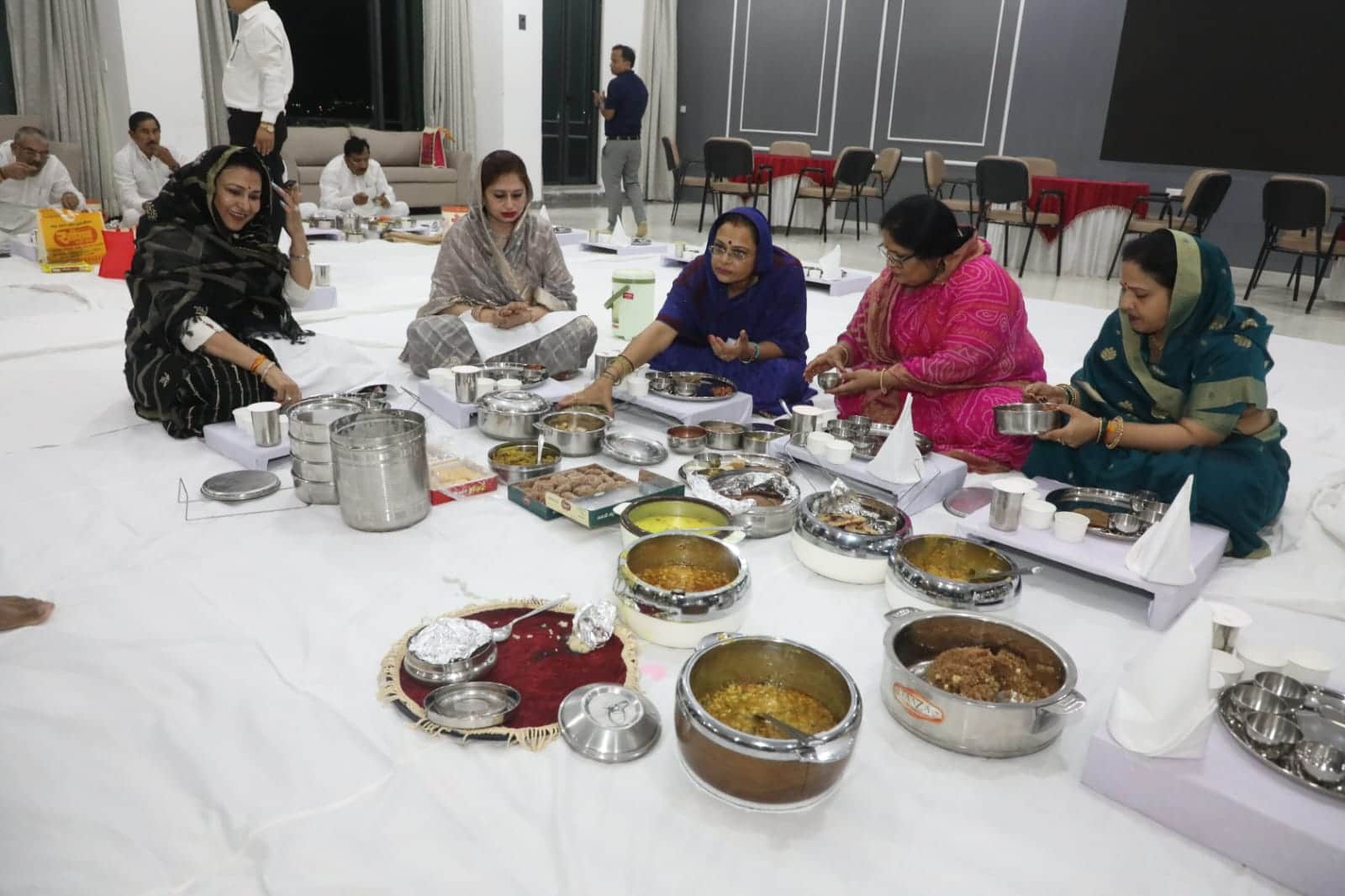 MP News: CM sat in row with ministers tiffin dinner, someone brought bitter gourd subsi and someone okra tree