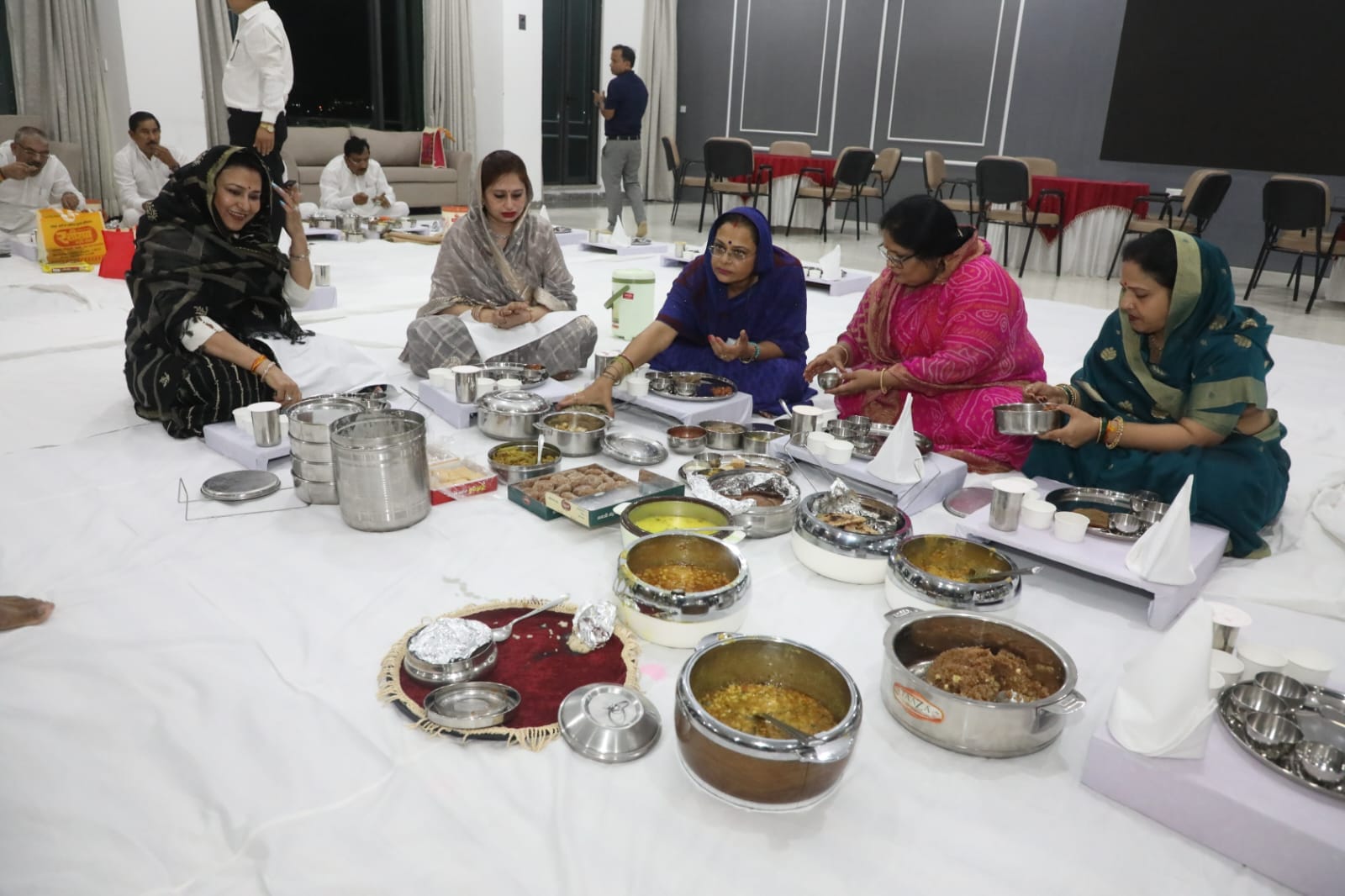 MP News: CM sat in row with ministers tiffin dinner, someone brought bitter gourd subsi and someone okra tree