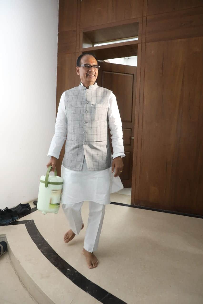 MP News: CM sat in row with ministers tiffin dinner, someone brought bitter gourd subsi and someone okra tree