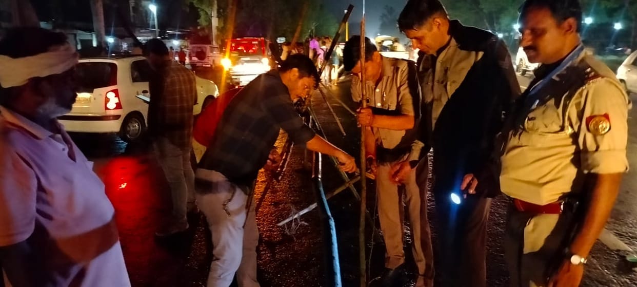 Kanwar Yatra: The kanwar kept on the highway side by milk cart was broken, commotion