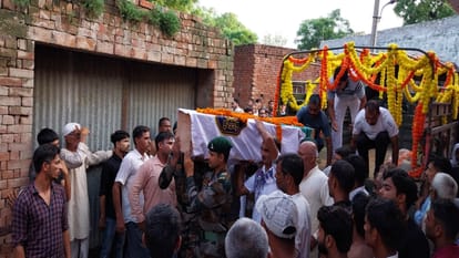 Families are in shock after death of soldiers Rohit Tomar and Harsh, both were cremated in a sad atmosphere