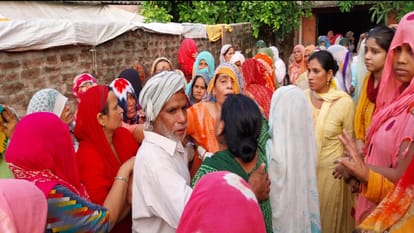 Families are in shock after death of soldiers Rohit Tomar and Harsh, both were cremated in a sad atmosphere