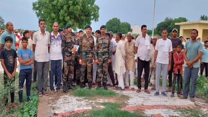 Families are in shock after death of soldiers Rohit Tomar and Harsh, both were cremated in a sad atmosphere