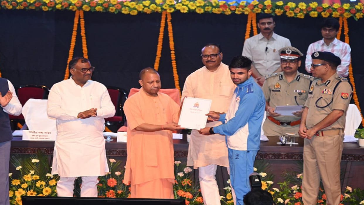 UP: CM Yogi has given appointment letters and 43 players of West UP have made soldiers