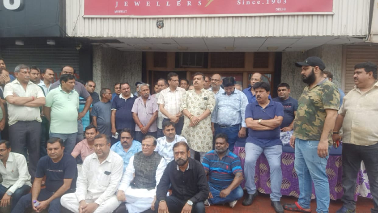 Protest by traders after closed market, SP City said Accused under arrest, loot will revealed soon