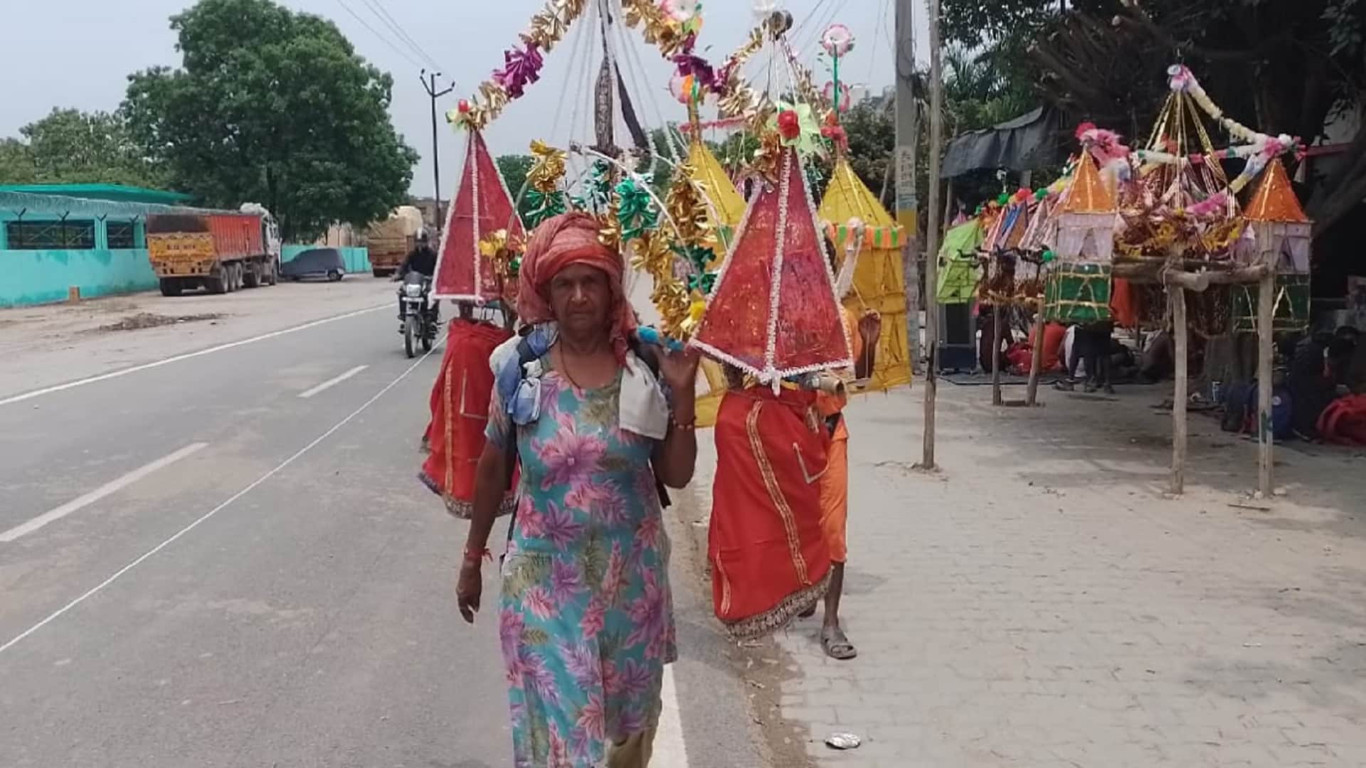 Kanwar Yatra Photo: Chanting the name of Shiva, kanwadies moving forward on highway