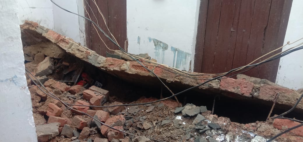 Saharanpur: Big accident averted, the roof of the old barrack of the police station collapsed
