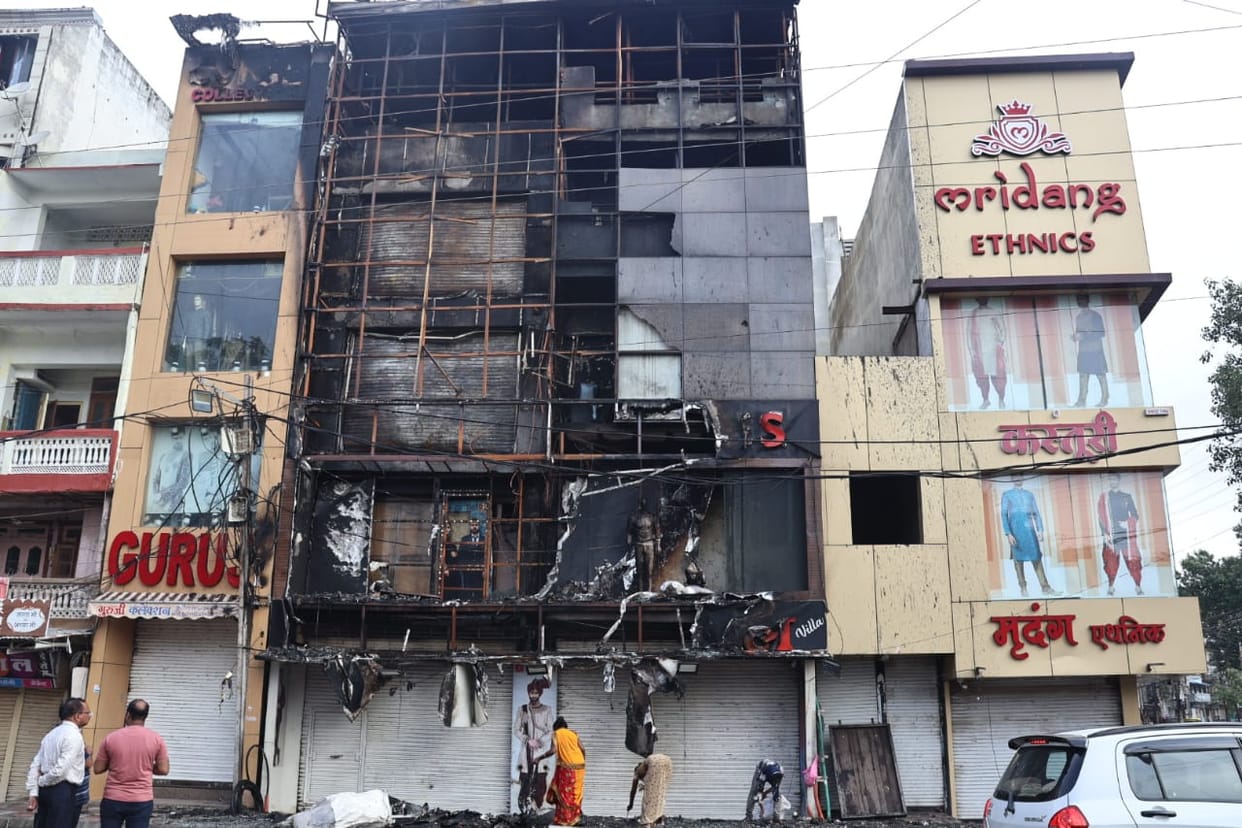 Fire broke out in a clothing showroom at Rajwada, goods kept on three floors burnt