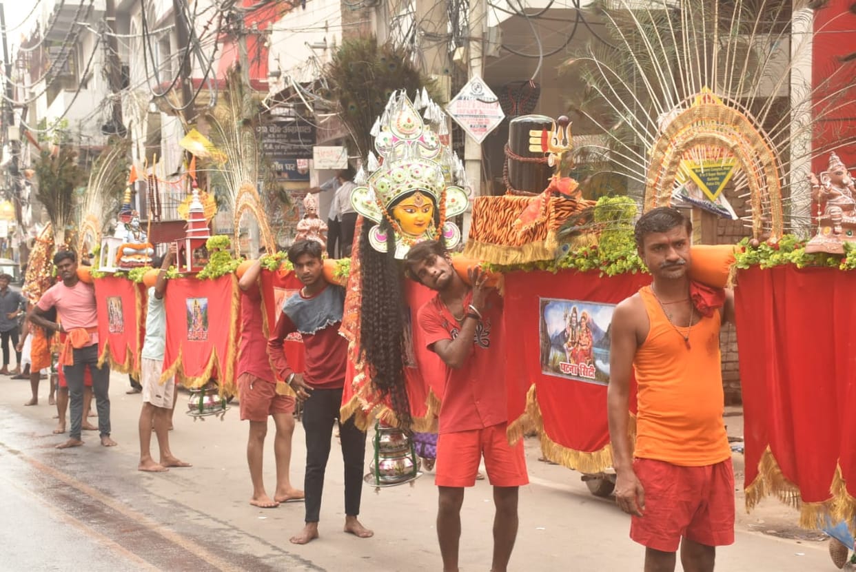 Patna: 54 feet Kanwar leaved Patna for Deoghar, many shiv devotees participate in Kanwar Yatra.