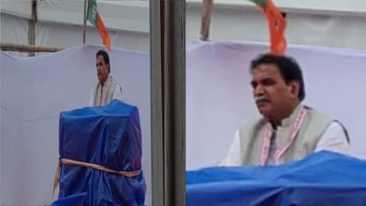 पूर्व मंत्री राजेश मूणत  मंच के बाहर बैठे