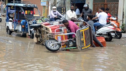 Water logging On The Roads Due To Rain In Smart City Bareilly
