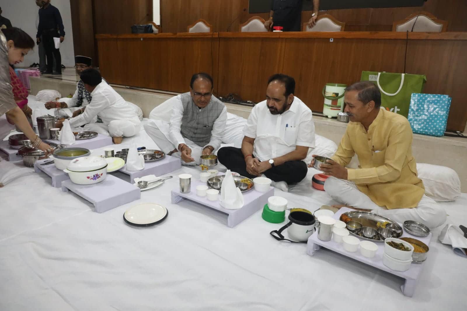 MP News: CM sat in row with ministers tiffin dinner, someone brought bitter gourd subsi and someone okra tree