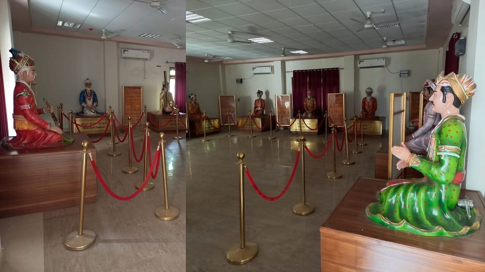Fiber statues of Navratnas and Akbar were installed in ITDC building in Gulistan parking agra
