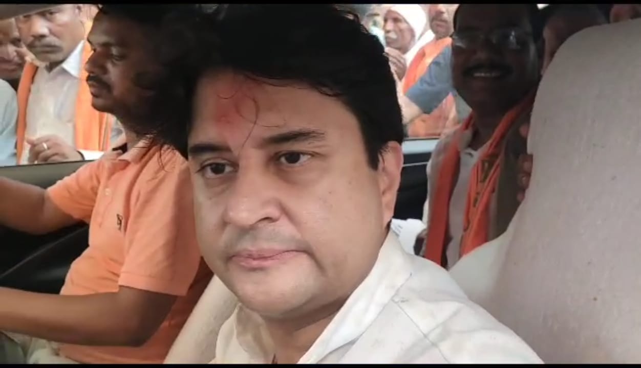 शिवपुरी में ज्योतिरादित्य सिंधिया ने साथ छोड़ने वाले समर्थकों पर बयान दिया है।