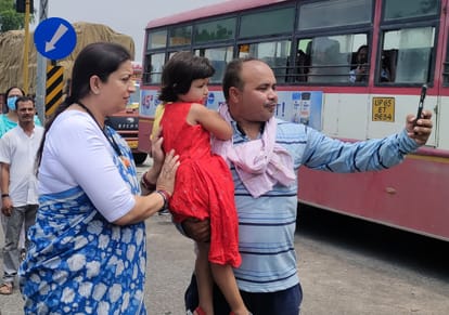 smriti irani visit amethi meet people