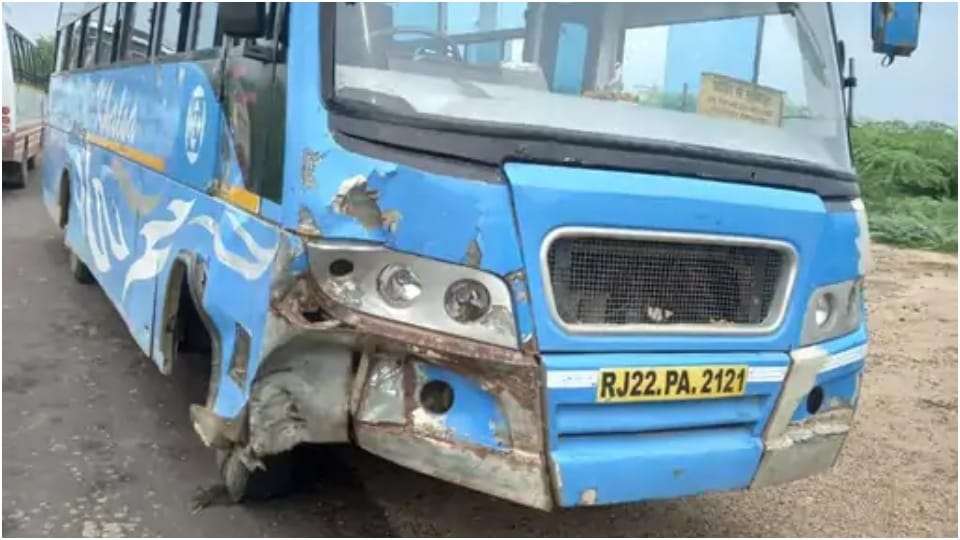 Three youths died due to high speed private bus collision in Pali