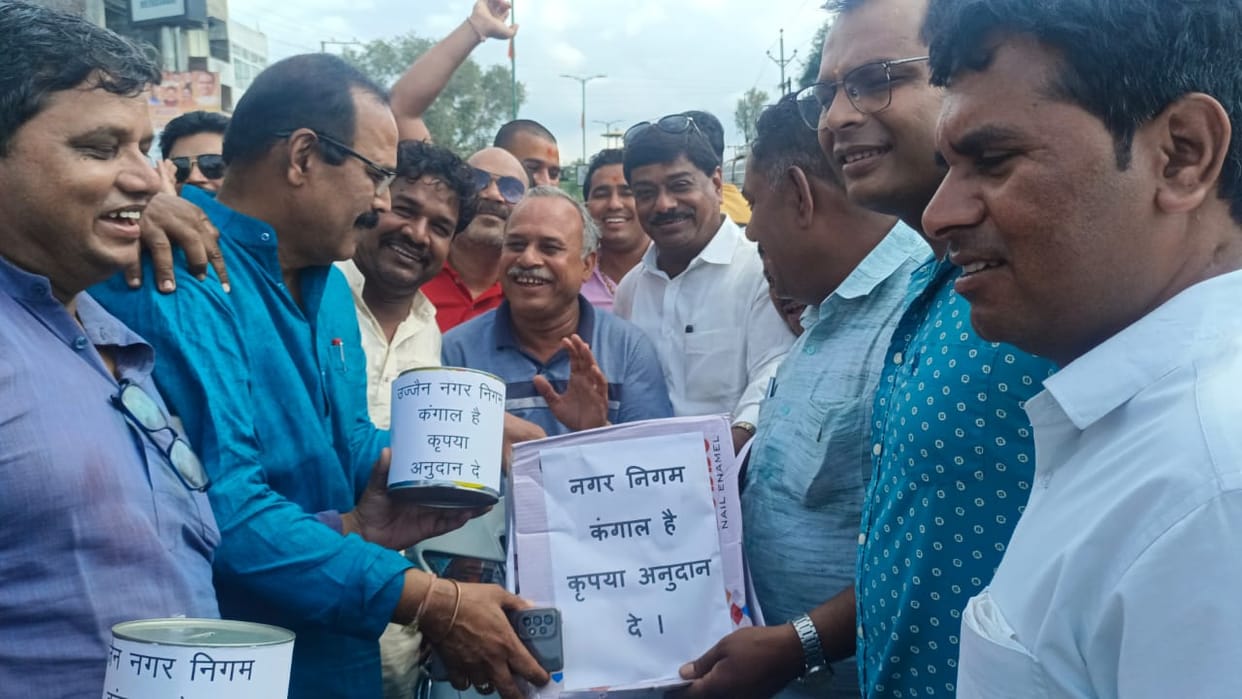 Unique protest, Congress councilors begged for Ujjain Municipal Corporation