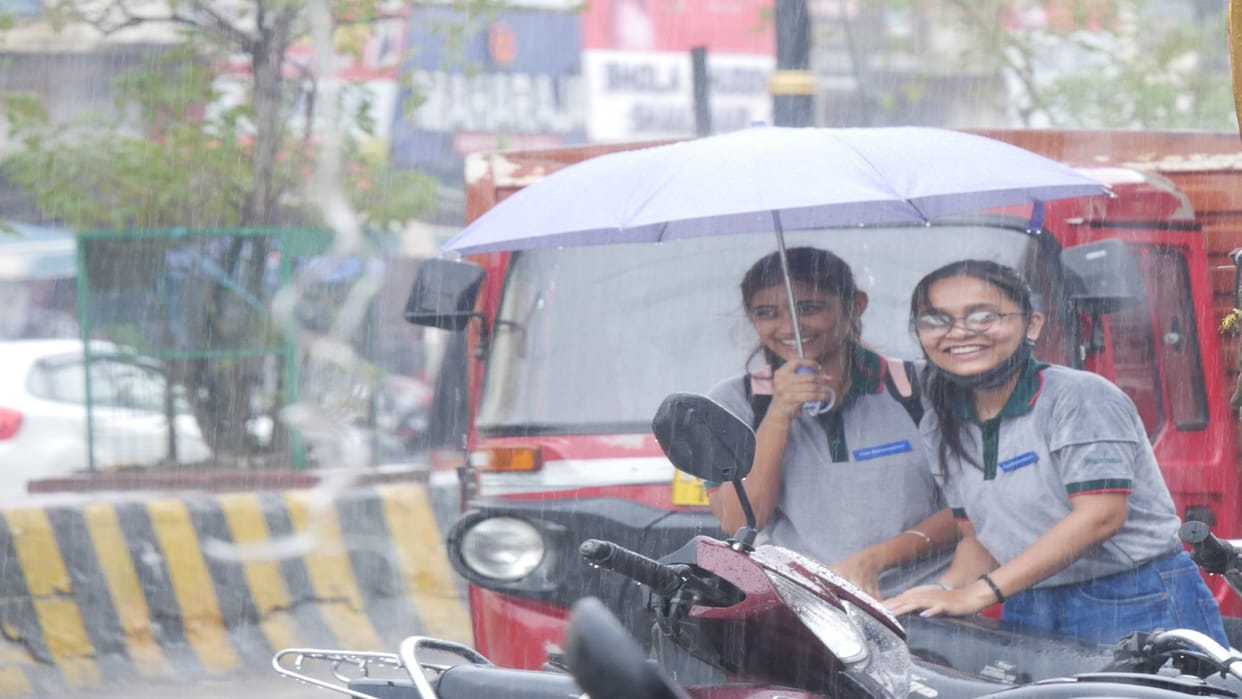 Varanasi Weather Forecast Somewhere heavy rain..somewhere drizzle, what is IMD's update for Varanasi?