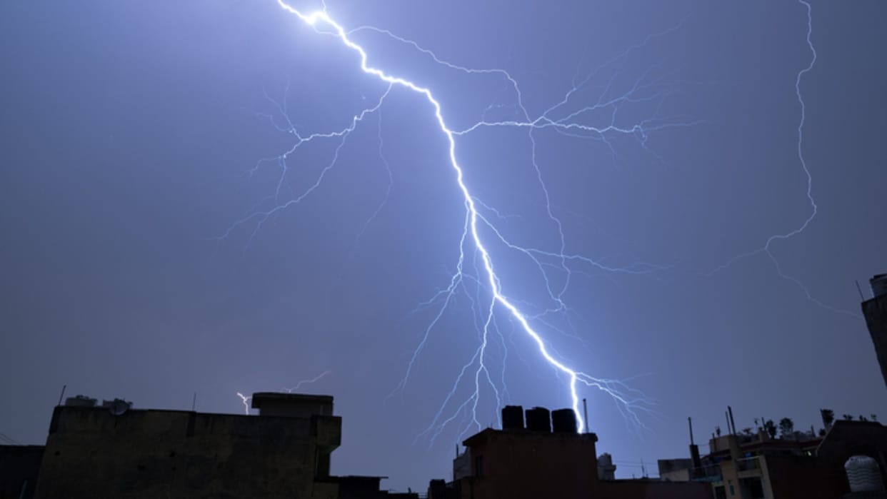 Chhatarpur: Two laborers died and six injured due to lightning, old man also lost his life in Chandi Chopra