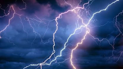 Lightning: बादलों के बीच कैसे बनती है आकाशीय बिजली, क्यों गरजता है बादल? जानिए सबकुछ why does happens lightning in Sky what is its reason know the all details