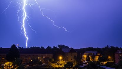Lightning: बादलों के बीच कैसे बनती है आकाशीय बिजली, क्यों गरजता है बादल? जानिए सबकुछ why does happens lightning in Sky what is its reason know the all details