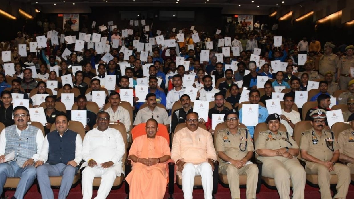 UP News: CM Yogi Adityanath Distributes Joining Letter To 227 Constables selected in Skilled Player Quota