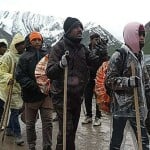 बालटाल आधार शिविर से पवित्र गुफा की तरफ बढ़ते श्रद्धालु