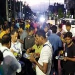 आधार शिविर में प्रसाद लेते अमरनाथ जाने वाले भक्त