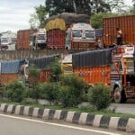 जम्मू श्रीनगर हाईवे पर लगी वाहनों की कतार
