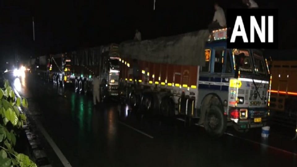 Jammu Kashmir: Heavy rains washed away a part of the Jammu-Srinagar highway, traffic stalled