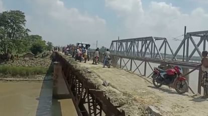 Bihar News: रेलवे के लिए बेकार हुए पुल पर चल रहीं गाड़ियां; फिसल कर नदी में गिरी एक युवती की मौत, दूसरी बची A girl died after falling into the river from the retired railway bridge in Khagaria