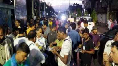 Amarnath Yatra 2023: भोले के भजन कर दूर कर रहे सर्दी, बारिश तेज होते ही लगते हैं बाबा बर्फानी के जयघोष Amarnath Yatra 2023: Baba Barfani chanting base camps, relief passengers