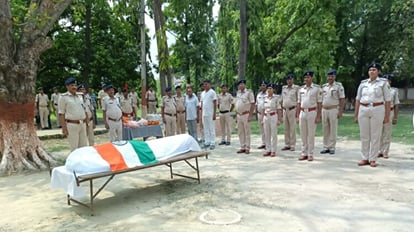 Dead body of martyr Daroga Bhuneshwar Singh was sent to his native village in Siwan with moist eyes